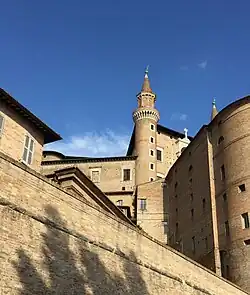 Palais ducal vu depuis la place Mercatale.