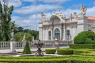 Le côté sud de l'aile Robillon. L'extravagance du baroque contraste avec la simplicité des colonnades doriques.
