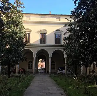 Une des cours du complexe.