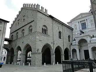 Le palais vu de la Piazza del Duomo.