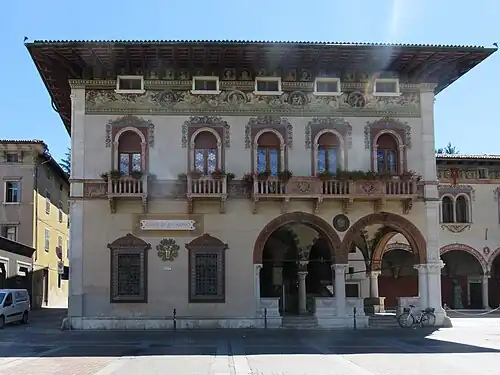 Photographie en couleurs de la façade d'un palais.