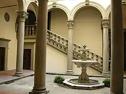 Cour intérieure, autre vue.