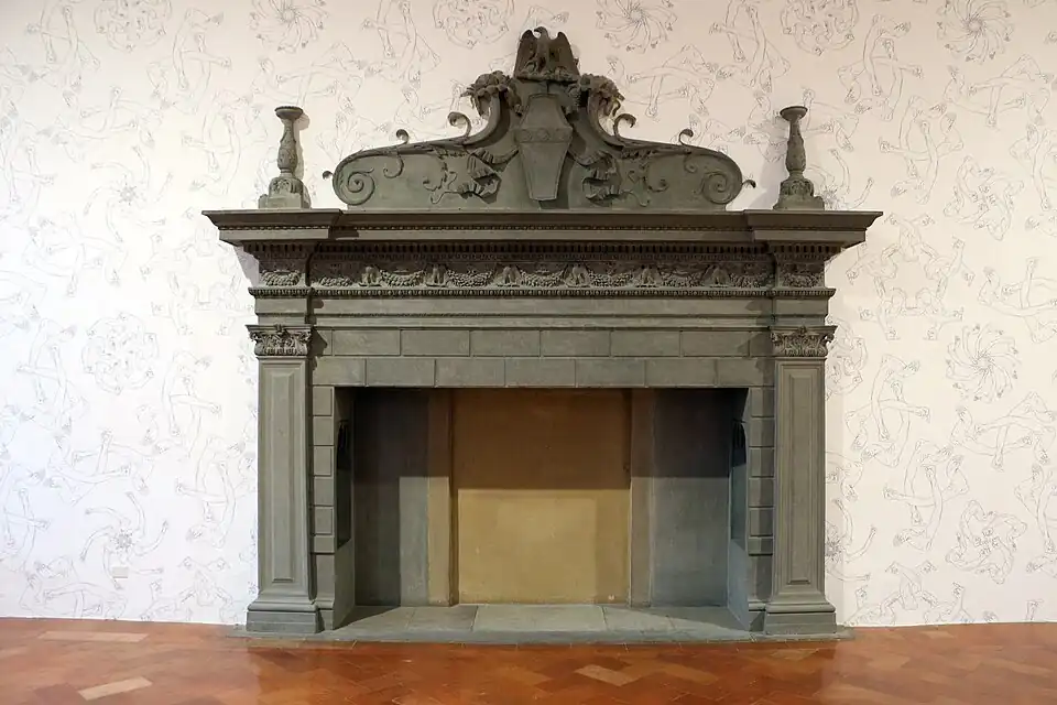 Une des cheminée du palais.