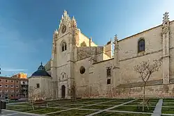 La façade ouest de la cathédrale.