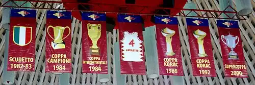 Drapeaux rappelant certaines des victoires du club au plafond de la salle de basket-ball