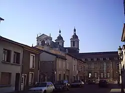 Toiture de l'abbatiale surplombant les maisons.