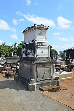 Tombe Emmelina (Marie Louise Antoniette Emelina) de Carcenac, épouse de Gustave Adolphe Autard de Bragard, la  "dame créole" de Charles Baudelaire