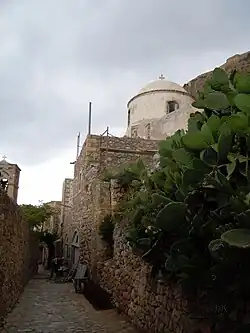 Vue de l'église depuis la rue principale coté sud.