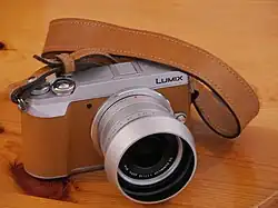 Appareil Panasonic GX-80 au format Micro quatre tiers, équipé d'un 15 mm de conception Leica, équivalant à un 30 mm en 24x36.