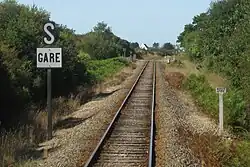 panneau "GARE" et pancarte "S" en ligne près de Plouharnel sur Auray - Quiberon.