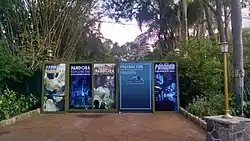 Panneaux bloquant une allée, décorés de cinq affiches reproduisant l'univers du film Avatar.