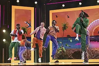 Panetoz interprétant On My Way.