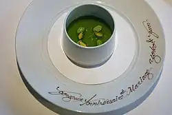 Panna cotta avec de la sauce à la menthe.