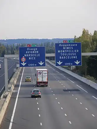 Panneau de présignalisation d’affectation de voies avant la bifurcation A7 / A9 près d'Orange (Vaucluse).