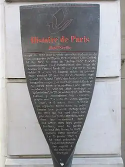 Panneau Histoire de Paris devant l'hôtel Scribe, relatant la première projection.