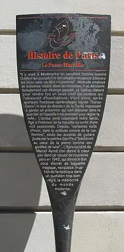 Le panneau Histoire de Paris résume la nouvelle.