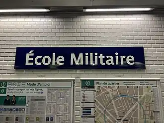 Plaque émaillée indiquant le nom de la station.