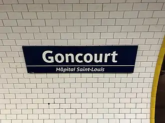 Plaque émaillée indiquant le nom de la station et son sous-titre.