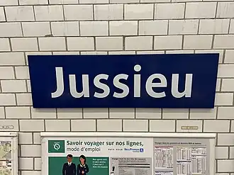 Plaque émaillée indiquant le nom de la station.