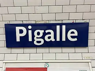 Plaque nominative de la station en tôle émaillée.