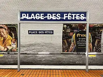 Plaques émaillées indiquant le nom de la station.
