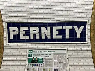 Faïence murale incorporant le nom de la station.