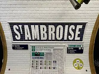 Faïence murale incorporant le nom de la station.