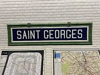 Faïence murale incorporant le nom de la station.