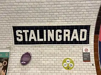 Faïence murale incorporant le nom de la station.