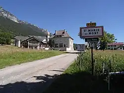 Entrée du hameau des Prés (bourg central de Sainte-Marie-du-Mont).