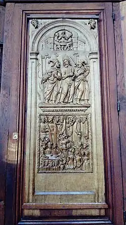 Panneau de bois sculpté à trois scènes, dont une avec le Christ, l'autre avec le diable.