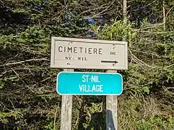 Photographie prise en 2020 montrant le panneau de signalisation à l'entrée de l'ancien village de Saint-Nil.