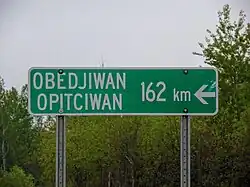 Signalisation routière bilingue français-atikamekw en route vers le village.
