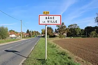 Simple panneau EB10 d'entrée d'agglomération.