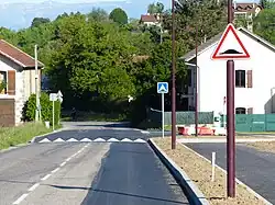 Panneau A2b au bord d'une route départementale