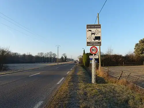 80&nbsp;km/h rappelé sous un panneau SR3b contrôles radars fréquents, D 1005, Douvaine, Haute-Savoie.
