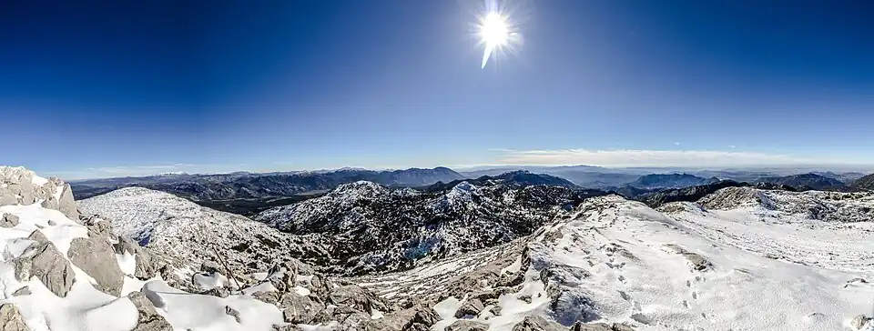Panorama sur Villaluenga del Rosario depuis le sommet du pic Simancón&nbsp;(es)
