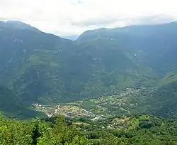 Vallée de la Romanche (qui coule de gauche à droite sur cette image) au niveau de Séchilienne.