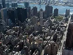 Panorama depuis le sommet, direction est. On peut noter le contraste entre les immeubles moyens de Murray Hill et les gratte-ciels de Midtown.