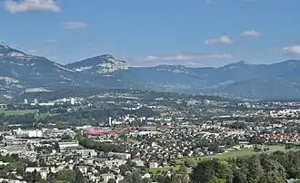 Vue de Bissy et des Hauts-de-Chambéry au pied des Monts en arrière-plan.