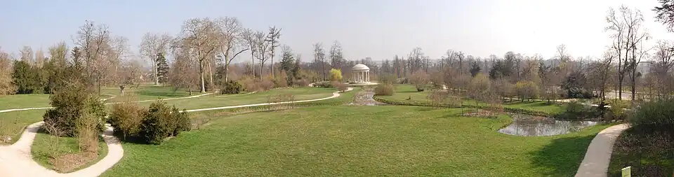 Vue panoramique sur le jardin avec le Temple de l'Amour au centre.