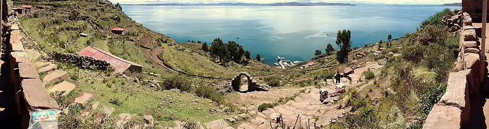 Panorama de l'île Taquile et du lac Titicaca.