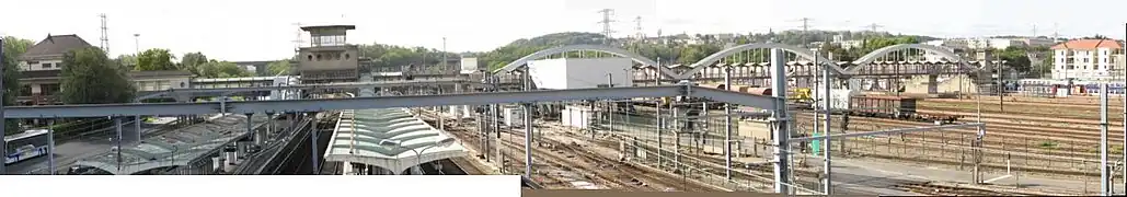 Vue avant les travaux de 2007-2010 : station RATP à gauche (RER B) et passerelle permettant la jonction entre la gare RATP et la gare SNCF (à droite).