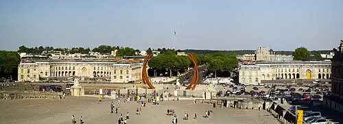 La place d'Armes et l'avenue de Paris au centre, bordée par les Grandes et Petites Écuries, vues du château, en 2011.