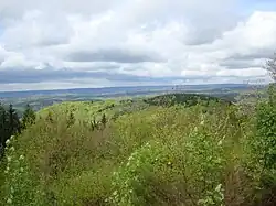 Panorama de la vallée, pris depuis la route de Ternuay-Melay-et-Saint-Hilaire conduisant vers le monument dédié aux victimes de la Seconde Guerre mondiale.