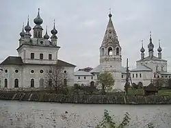 Monastère Saint-Michel-Archange à Iouriev-Polski, datant du XVIIe&nbsp;siècle avec des toits en pente.