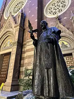 Statue du Pape Jean XXIII devant l'Eglise