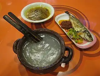 Papeda, kuah kuning (traduction littérale : soupe jaune) et ikan tude bakar (poisson grillé). En sauces : rica-rica&nbsp;(en) et dabu-dabu&nbsp;(en).