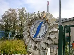 photographie d'une turbine de l'usine exposée à l'entrée du site.