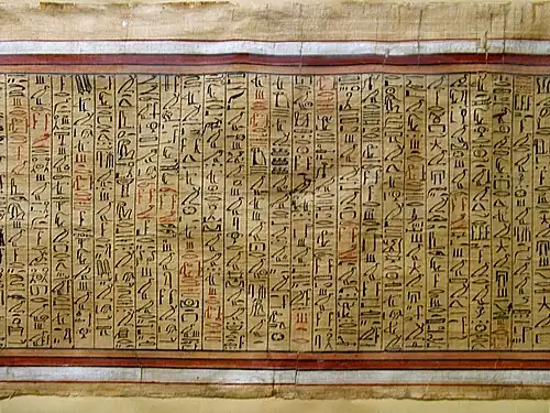 Exemple d'écriture hiéroglyphique linéaire avec ses alternances d'encre noire et rouge (musée égyptologique de Turin).